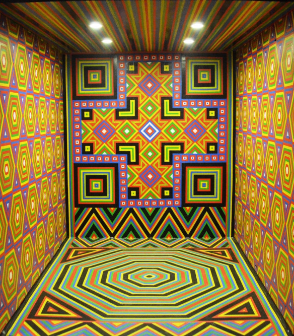 Imagen que contiene interior, colorido, techo, pared

Descripcin generada automticamente